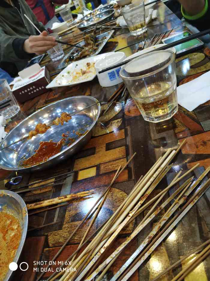 打分 晚上来吃的夜宵,很不错,跟夜色很配.