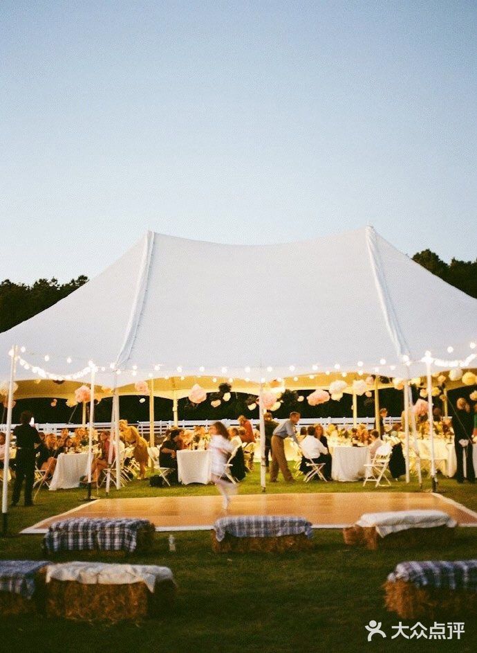 户外帐篷婚礼该布置得有创意?