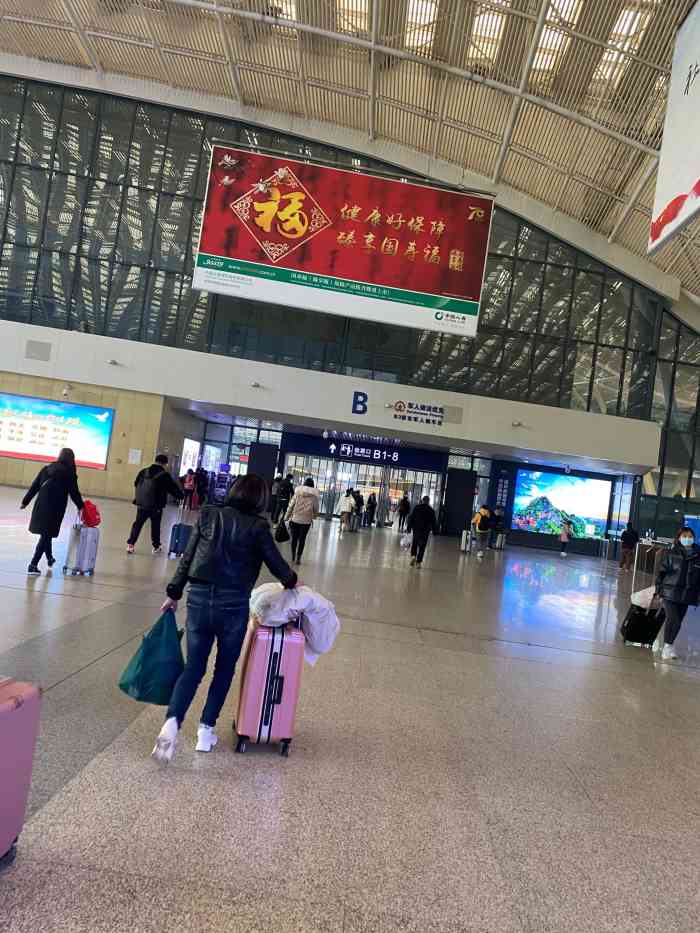 武汉站a8检票口-"武汉转车候车大厅够大,转车,候车的.