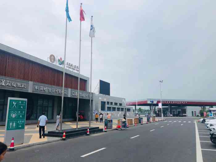 宣堡服务区停车场"旅途中休息的港湾本人这么多年见过最棒的.