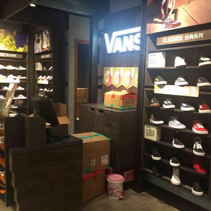 太阳百货5楼的这家vans店铺设计蛮有吸引力的.