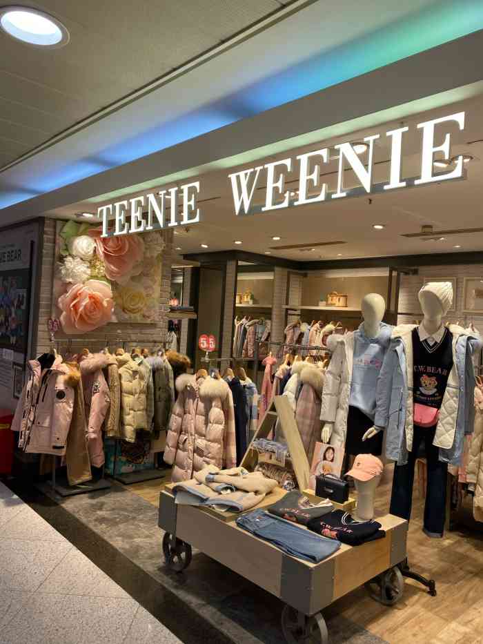 这家teenie weenie就在上海世纪广场的2楼~~  店铺折扣力度蛮大的