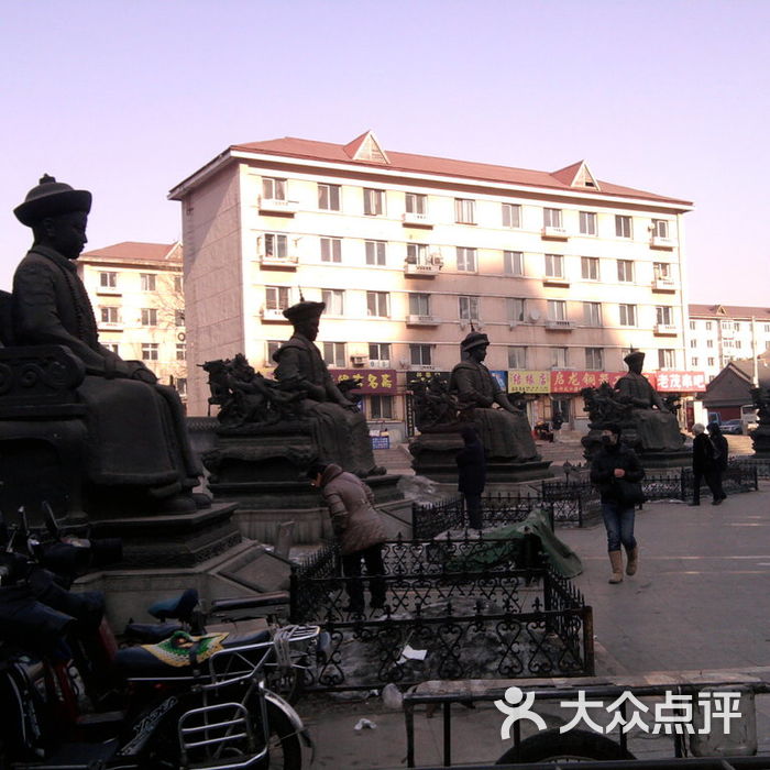 实胜寺皇寺广场上的清十二帝铜像图片-北京名胜古迹-大众点评网