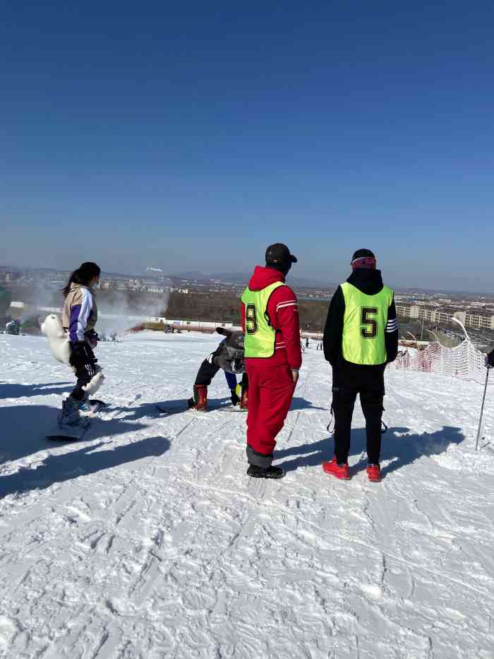 齐乐梦华梓橦山滑雪场-"人是爆满啊,可能都是充朋友圈活动来的吧.