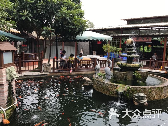 端午节时同朋友出去吃中午饭,话渠同学系个.