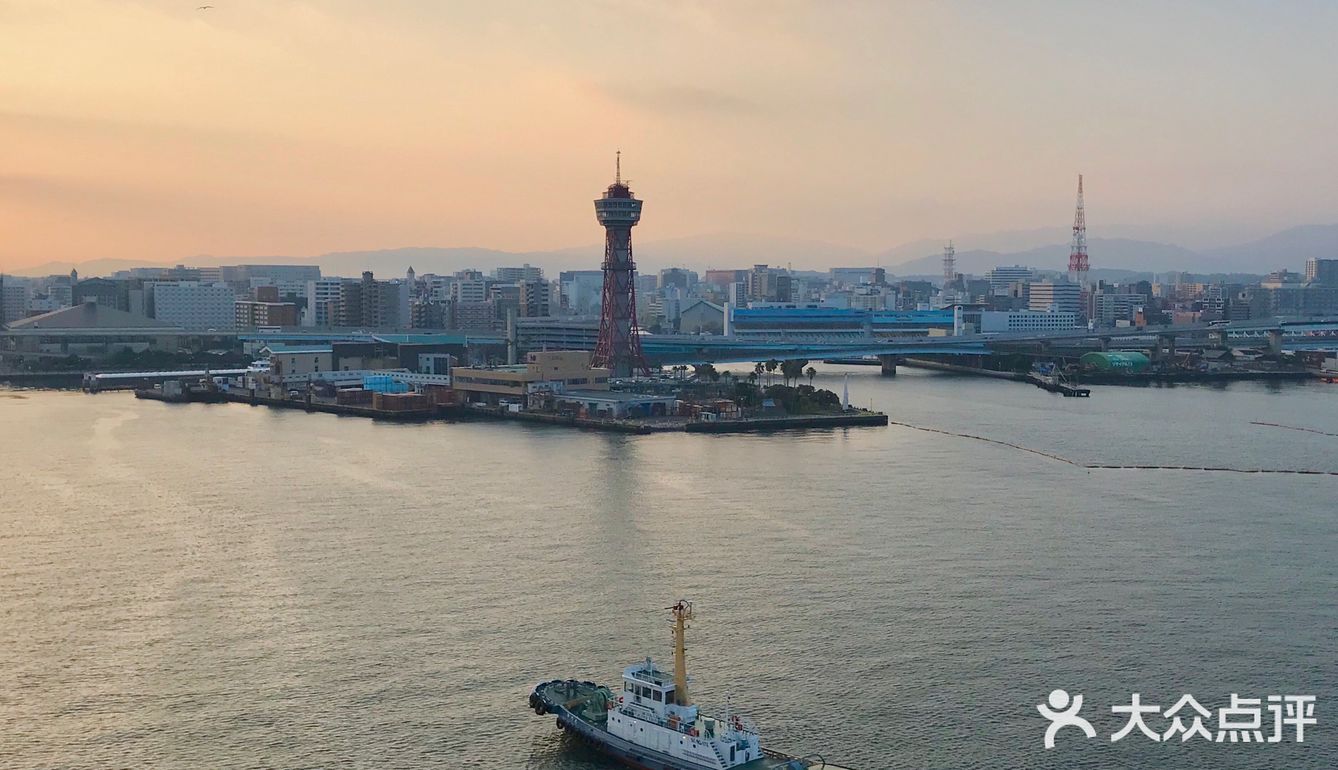 博多港位于日本九州西北的博多湾内邻福冈市