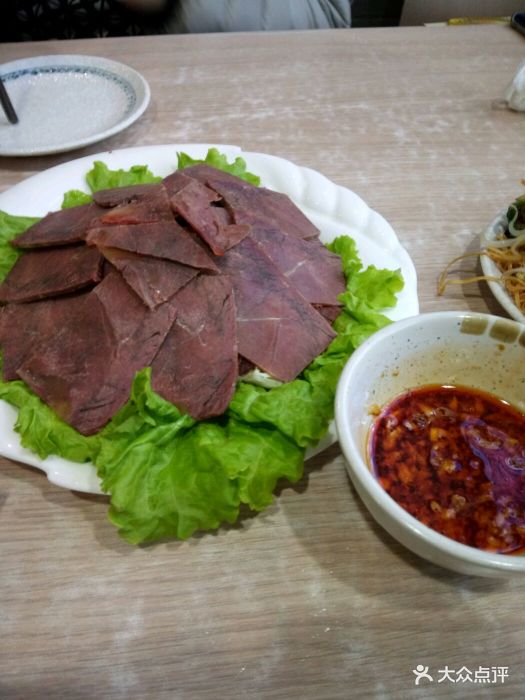 在松江路地铁口,道对面就是甘井子社保中心.