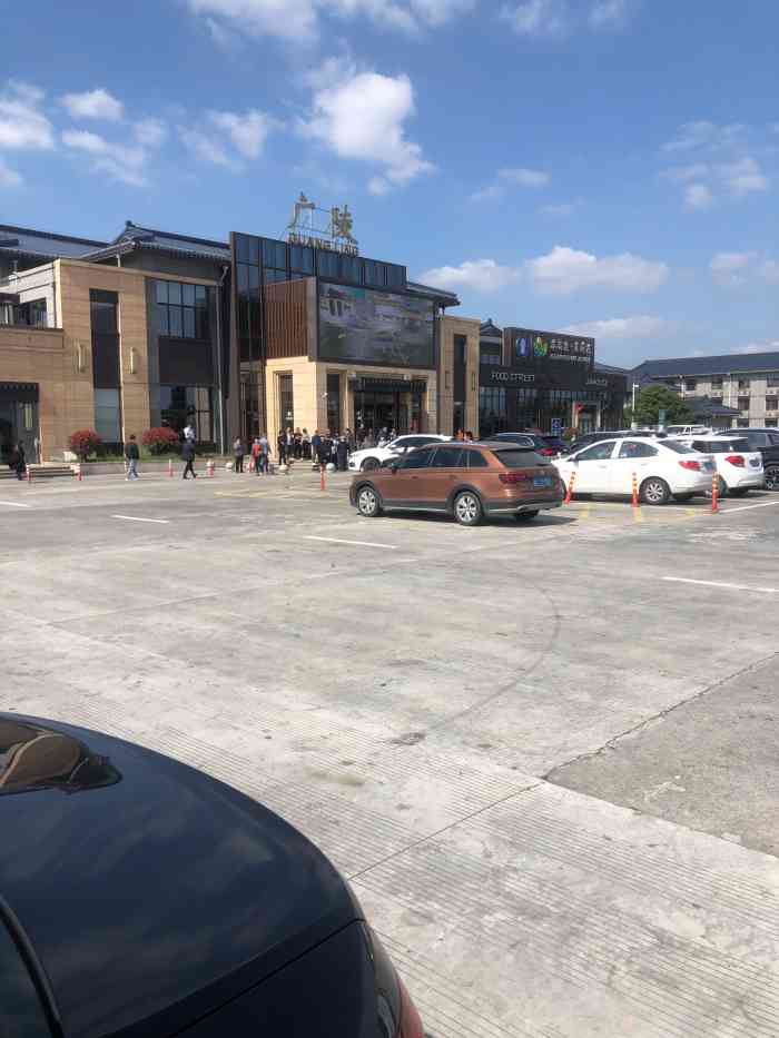 广陵服务区·停车场"服务区还是不错的,不过刚停好车就来了一个.