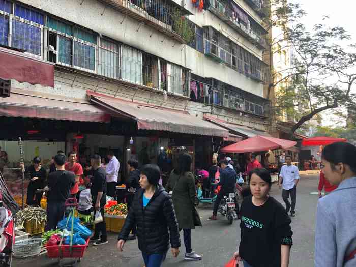 南山的大板桥里面到了晚上八点过后一条街都是甲子炒冰冰花炸串