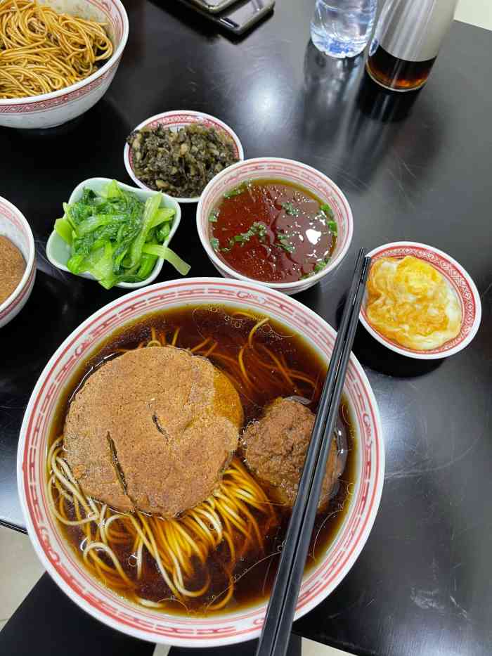 完全吴茂兴本帮面的传统口味,环境整洁卫生,设计装修充满老上海的味道