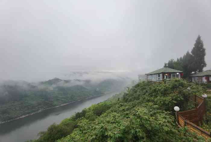 斗碗寨悬崖烧烤-"[薄荷]环境:在空港这边的一座小山.