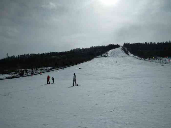 白山滑雪场在库仓沟山上,离市区很近的,当然市区也不大.
