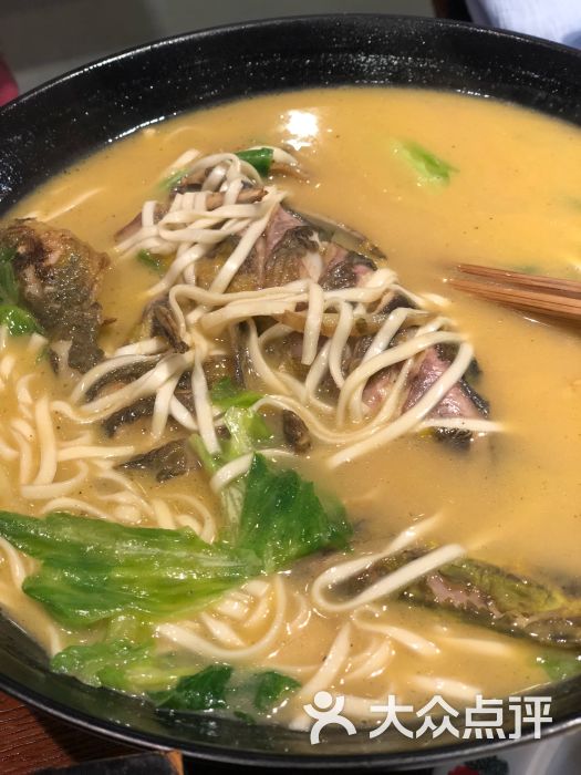 两条黄骨鱼面