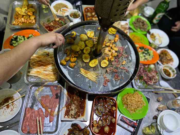 美之味拖拉机煎肉-"有特色的地摊烤肉.烤盘上有个拖拉机的排气.