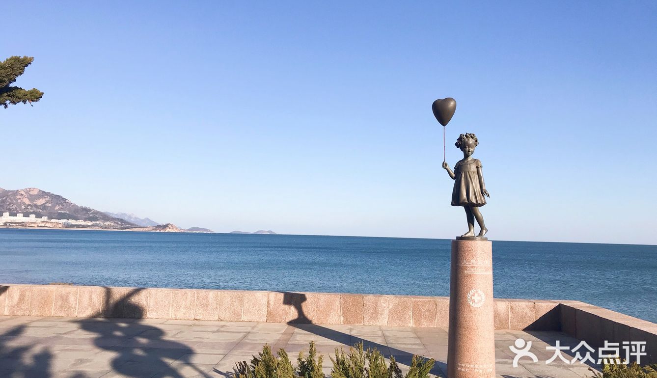 青岛雕塑艺术馆座落于海滨雕塑园中间位置,风景如画的