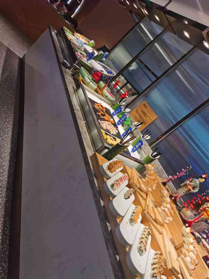 欢乐牧场(金谊店"金谊广场一个楼层二家自助餐 对面就是遇见.