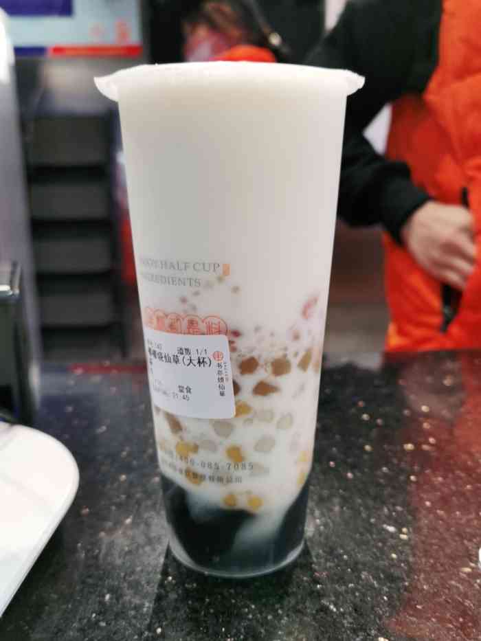 打分 态度好,很热情,以前爱买烧仙草,现在上新的椰奶的,也试一下