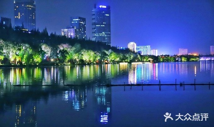 晚上的玄武湖是真的非常漂亮特别是夜景灯光开起来的时