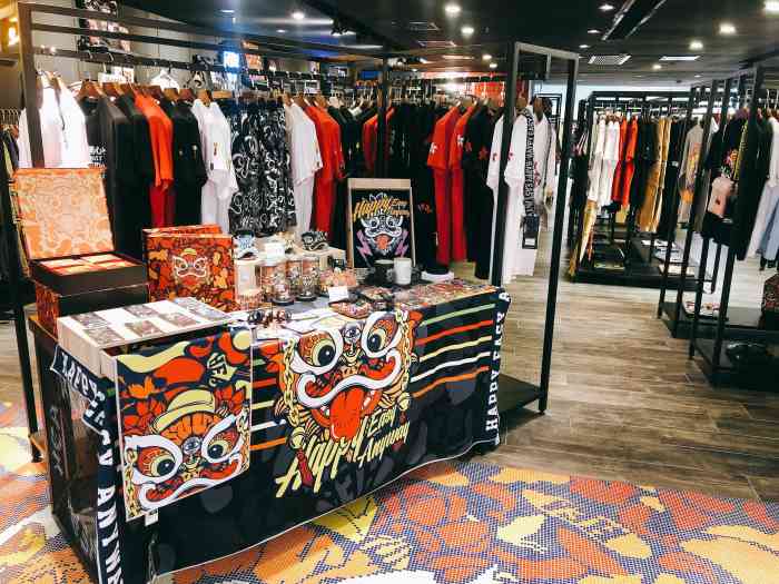 hea(国贸购物广场店)-"国潮风服装店,以醒狮为主题,了