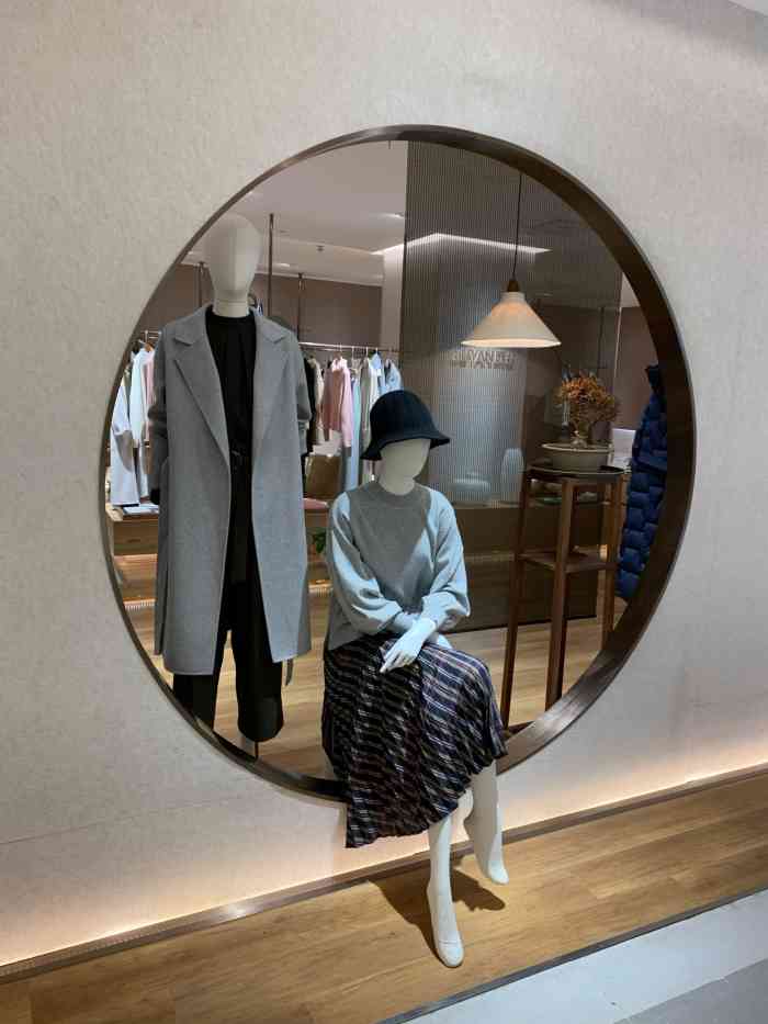 溯岩(泰华商城店)-"泰华的溯岩里面的衣服还是非常上.
