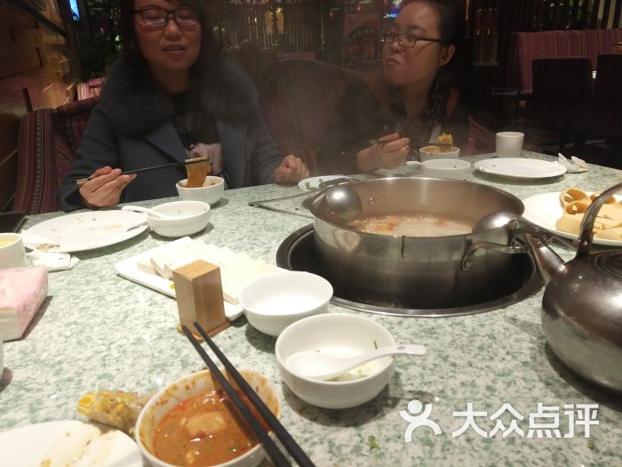 味道不错,对面做两个美女一起吃饭,朋友们