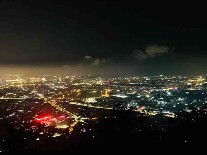 南台岩美食广场-"#山顶美食小广场# 位处清源山山顶,建议.