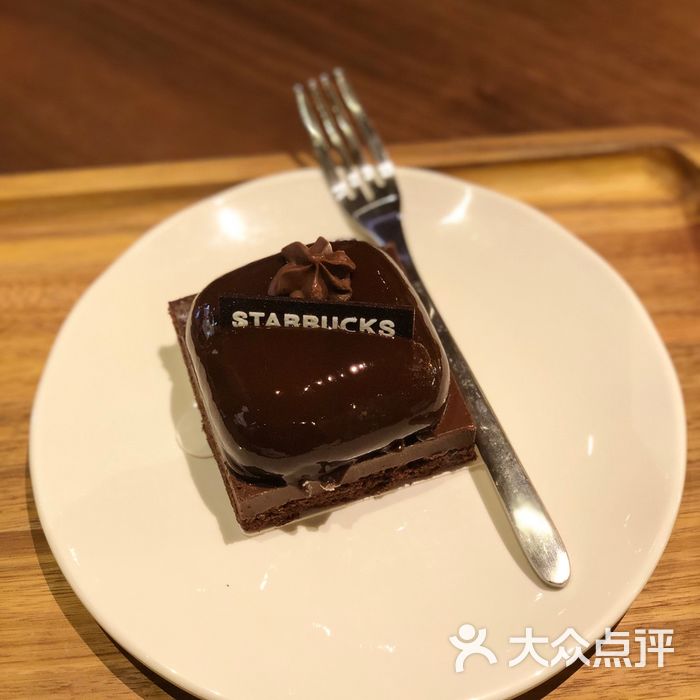 黑巧克力皇冠蛋糕                 沉迷酸奶日渐消瘦           猫