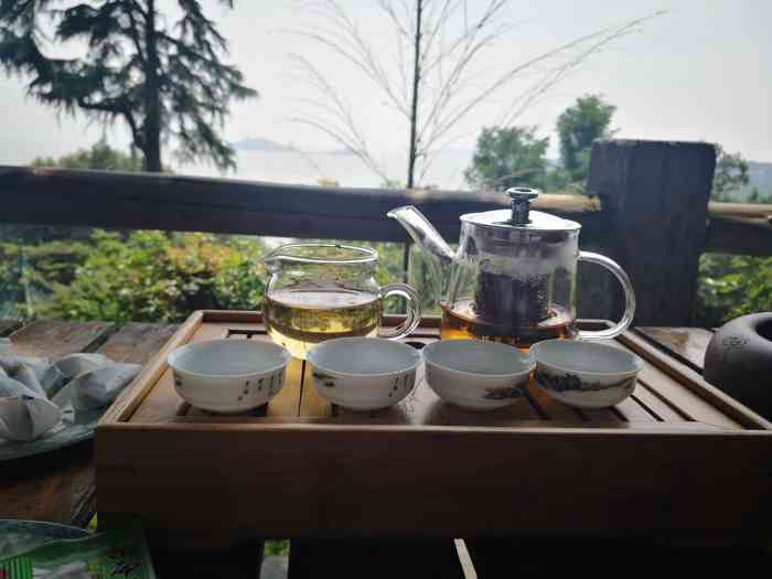 位置风景很好.因为到太湖那天下雨,所以躲在茶社喝茶.