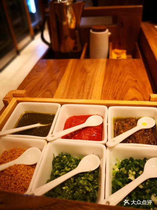 巴奴毛肚火锅(悠唐购物中心店)每桌都有的调料台图片 第287张