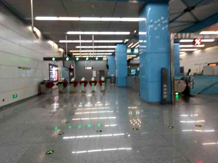 北工大西门地铁站"平乐园站开通之后北工大西门站人就少了一些.