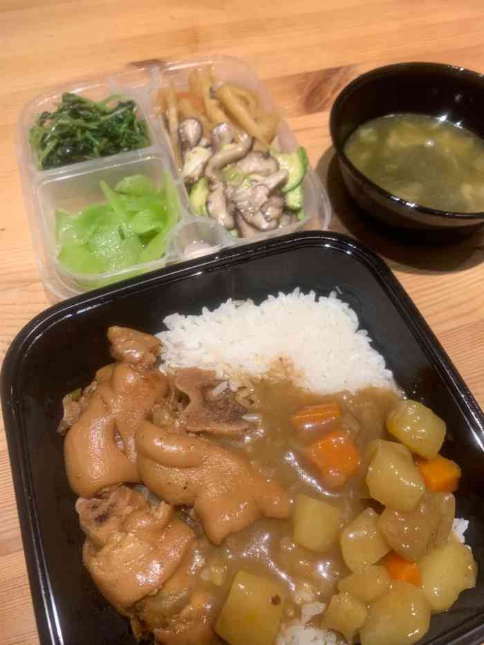 打分 第一次还是几年前刚刚开业去的 这次点的外卖 猪脚饭套餐 荤素
