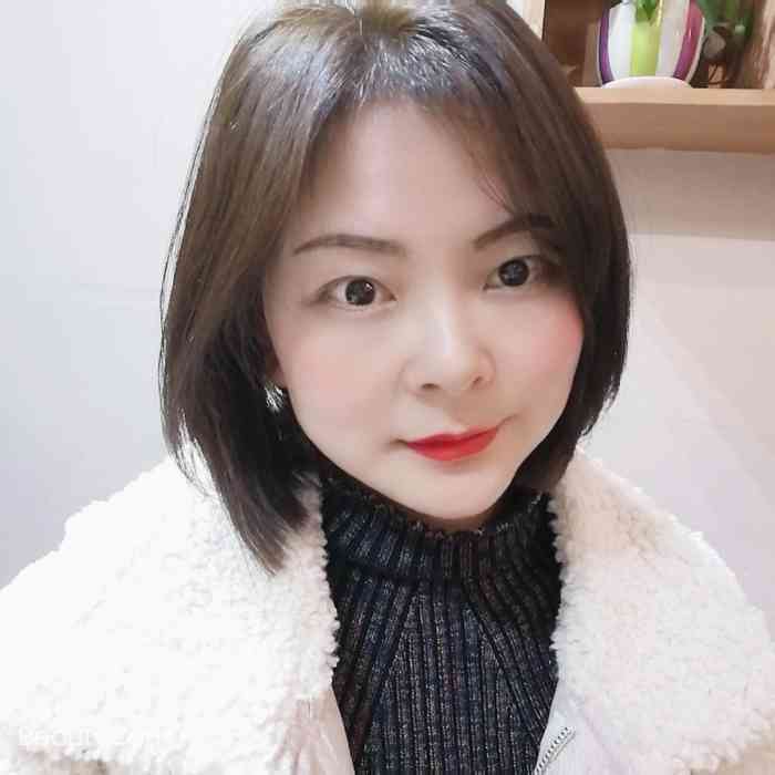 品慕私人订制-"在家闲着没事.我闺蜜帮我聊头发. 漂了好.