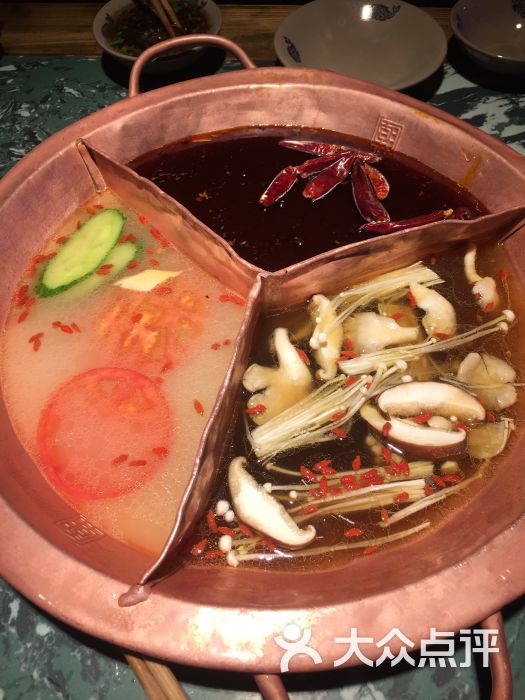 潮辣矿泉水火锅:说实话第一次来的时候服务员