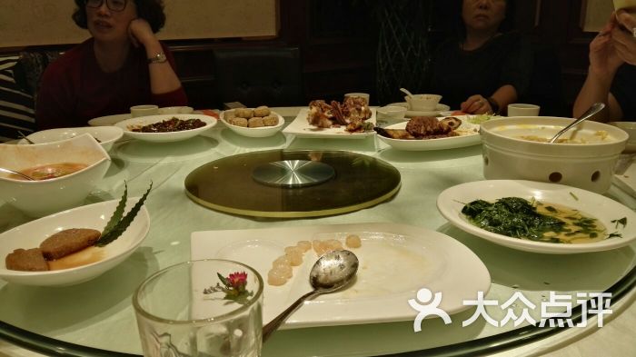 金时代顺风大酒店在漕宝路上,独立的大门