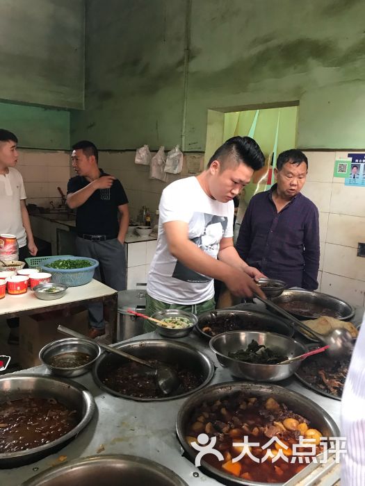 吴军周小吃店老板老板娘图片 - 第4张