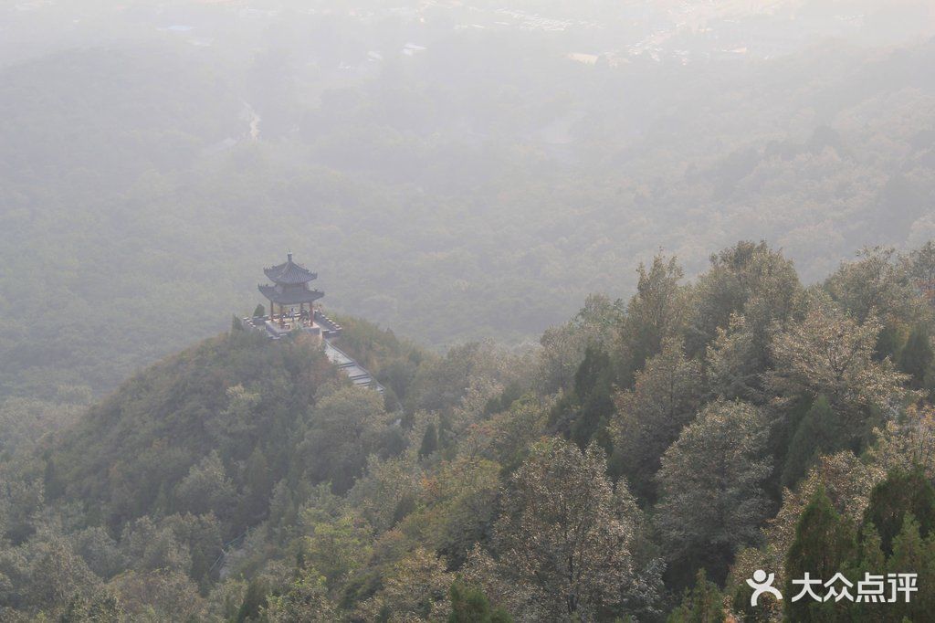 红螺寺景区山上的凉亭.