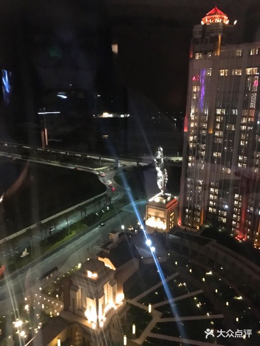 过了关直接坐免费的穿梭巴士到酒店,很方便.