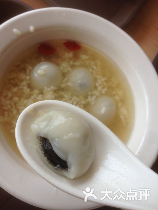 醪糟黑芝麻汤圆