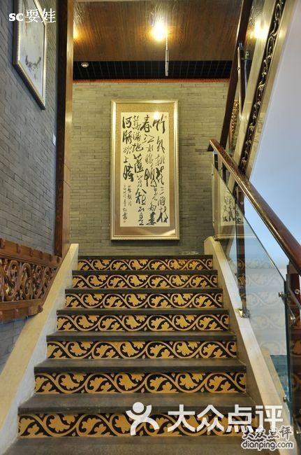 善品阁长江鲜主题酒楼-楼梯处还有苏轼描写河