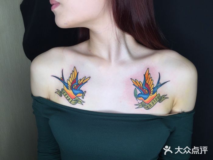 玩舍刺青纹身工作室锁骨燕子纹身美女纹身图片