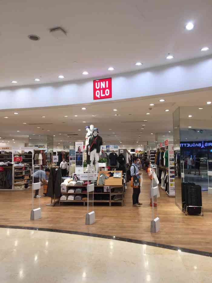 uniqlo(银座和谐广场店"感觉比我去过的每一家服务员都多,也比较有.