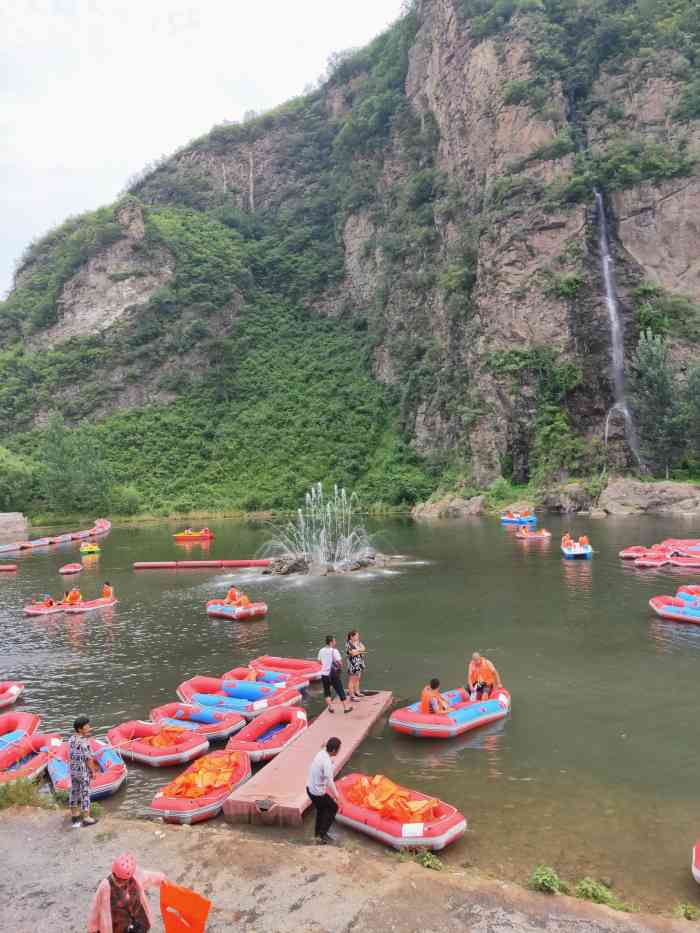 傍水崖漂流"傍水崖景区位于秦皇岛海港区石门寨镇北未庄.