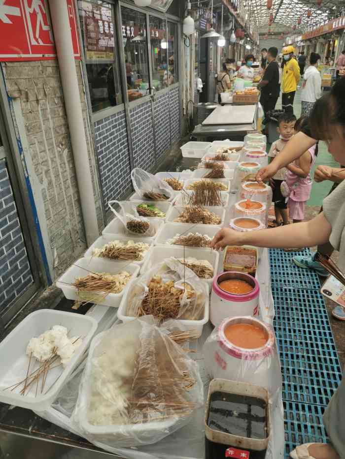 义井九号沾串"位置就在集贸市场的刚进去的地方,你看到人.