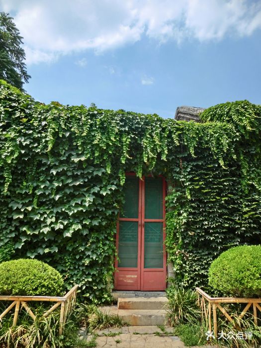 来到这个景点还是6月份的时候,天气还是比.-