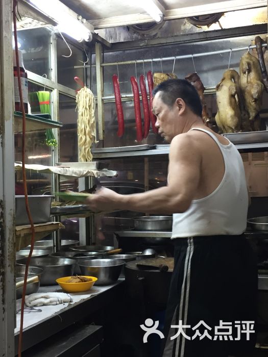 红伶饭店老板在切鱿鱼图片 - 第2张