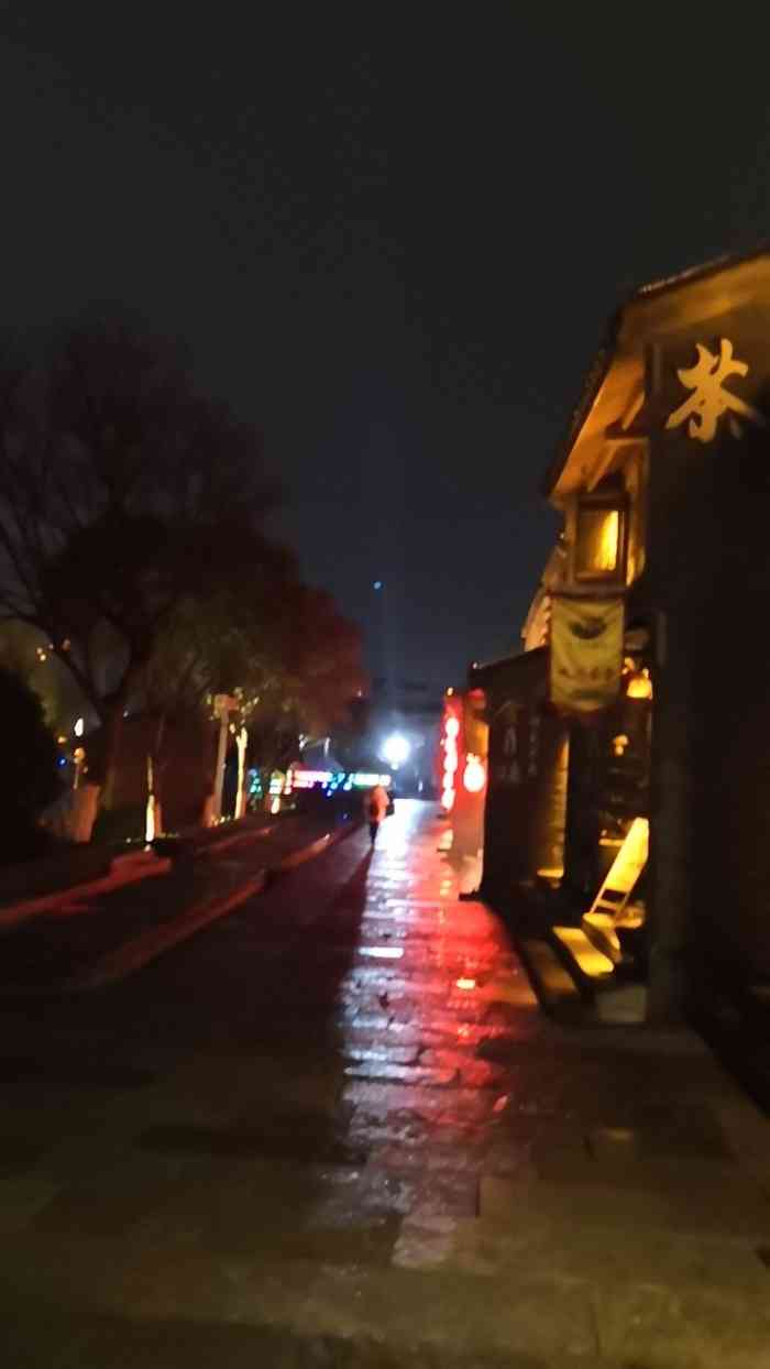 古街很安静 很干净 晚上的夜景很漂亮