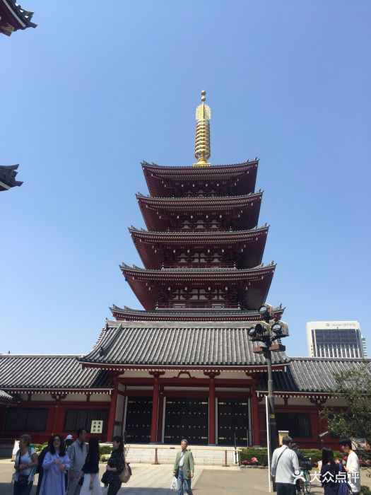 东京著名景点,不免俗来打卡,人多气氛热闹.-浅