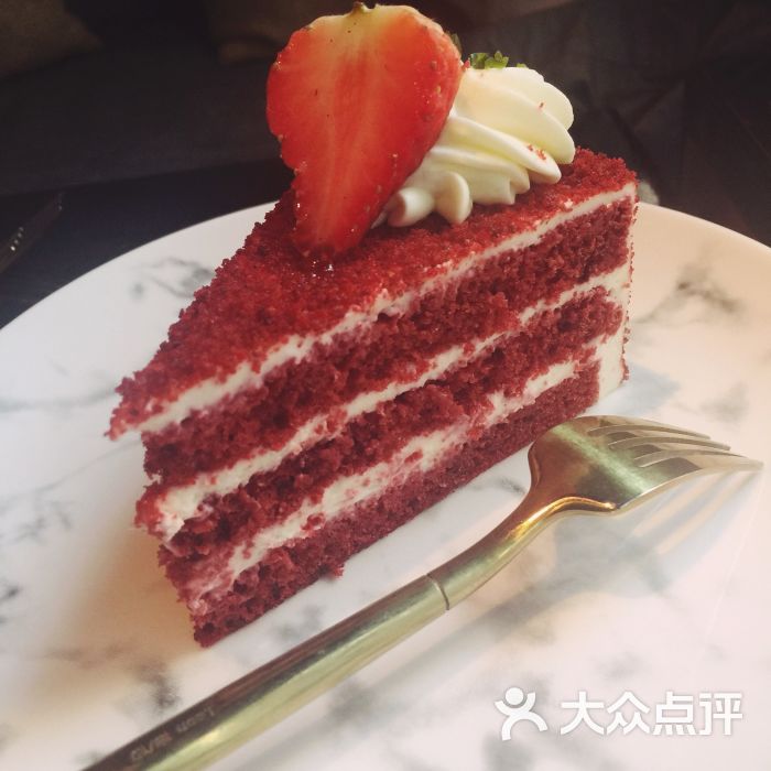 红丝绒草莓蛋糕