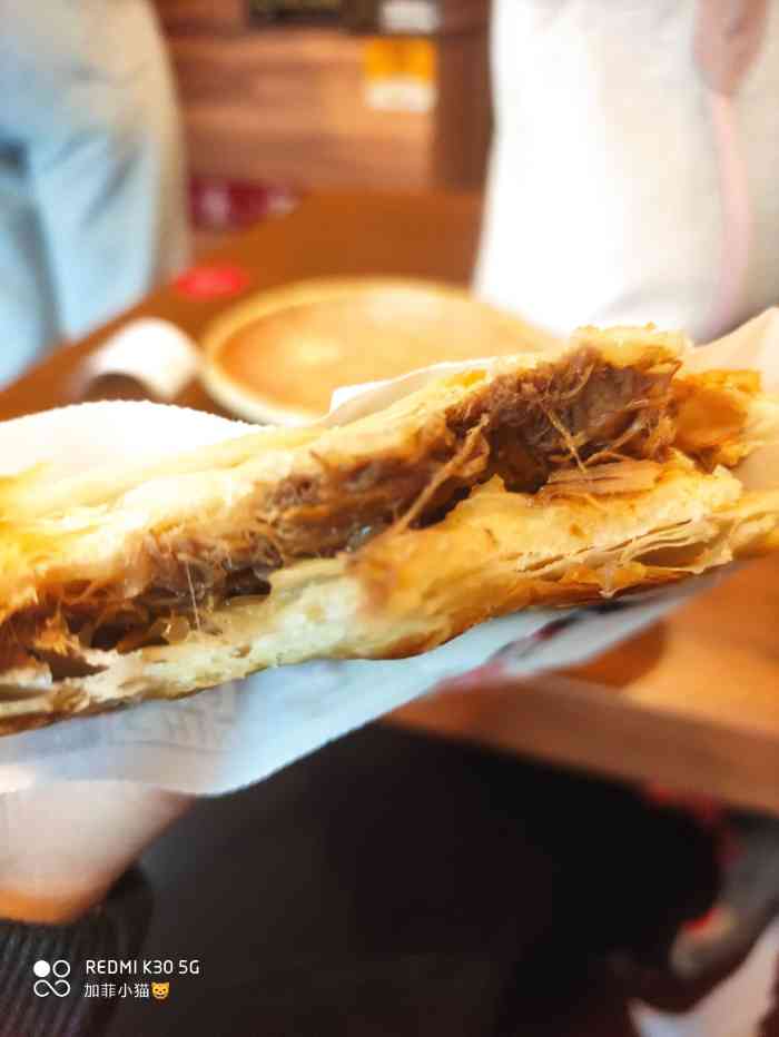 跟着最近朋友圈刷屏推荐的这家二师兄肉夹馍万达店 跟着大众点评网给