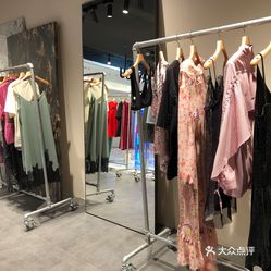 乌丫 位于无锡市中心的大东方百货三楼有一家女性服装店铺乌丫的品牌